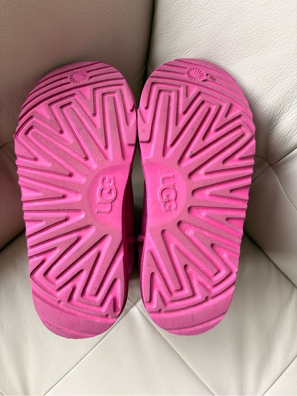 Girls UGG Classic Short Boots in Vibrant Pink Suede - Picture 9 of 9